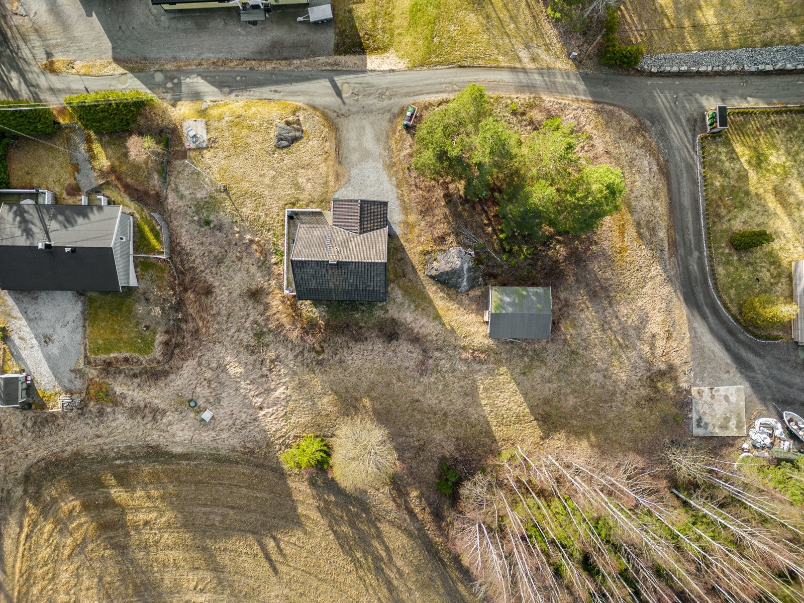 Tomten er på hele 2 438 kvm! Her finnes det både flat og skrå plen, noen trær og berg Galleribilde