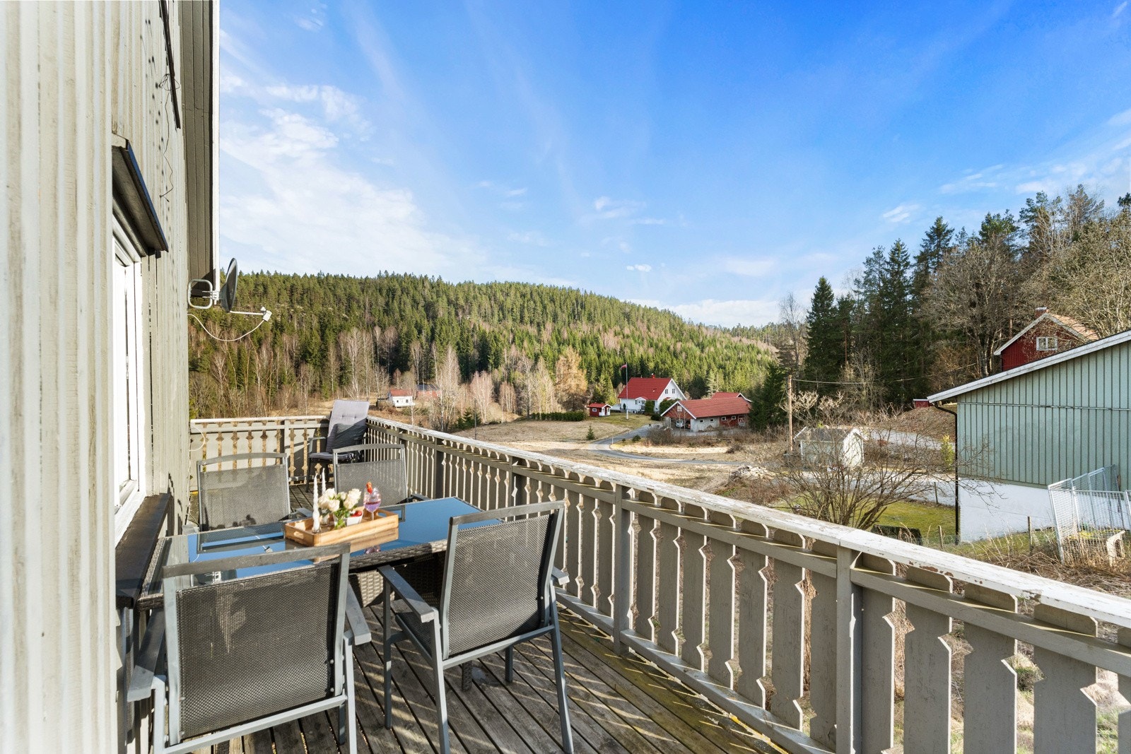 Terrassen trekker seg rundt boligen samme vei som sola, så her har du faktisk sola fra den går opp og ned igjen på kvelden Galleribilde