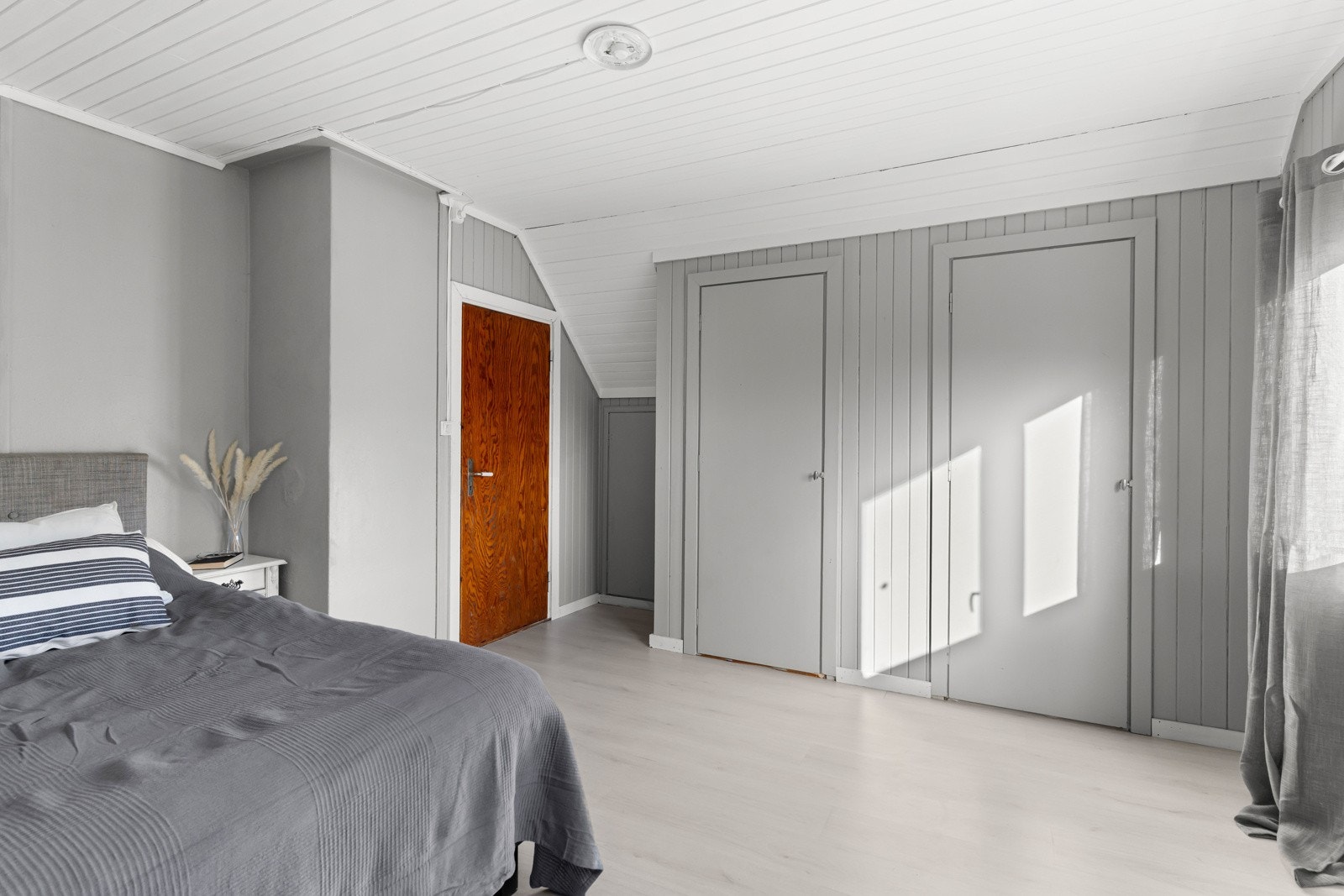 Allerede er det en innebygget garderobe her, og inngang til kryploft for ytterligere oppbevaring Galleribilde