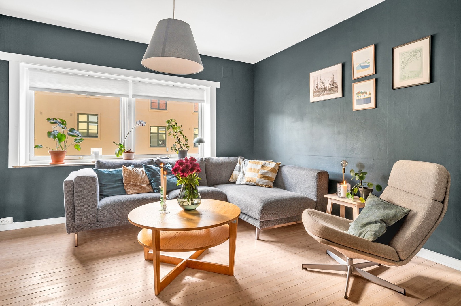 Store vindusflater gir godt med naturlig lysinnslipp i stuen. Galleribilde