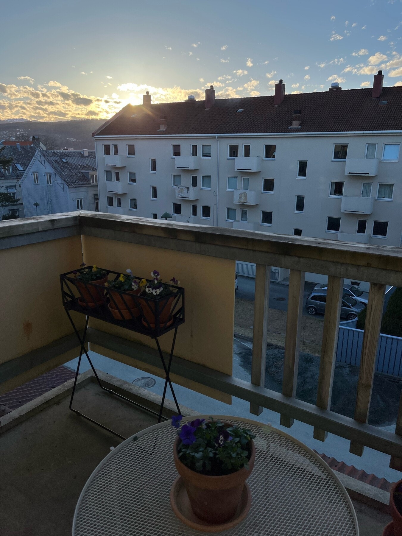 Kveldsbilde fra balkong tatt av selger. Galleribilde