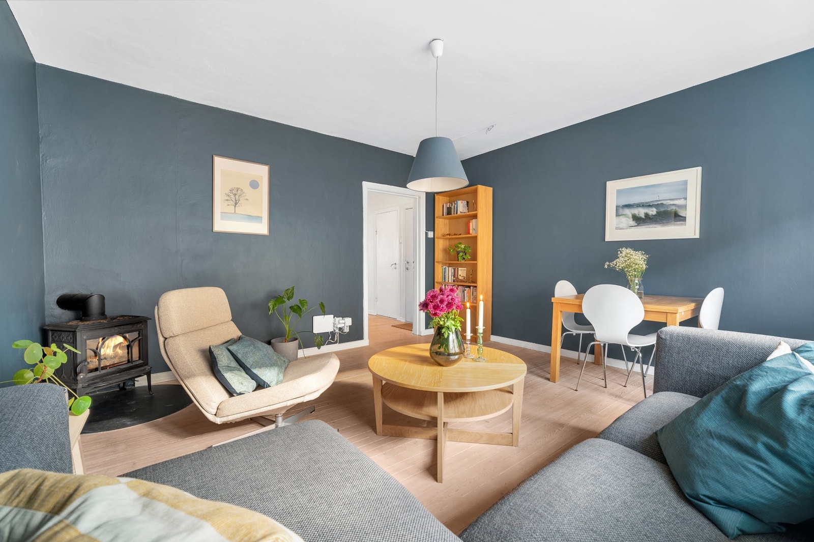 Stuen har god plass til både sofagruppe og spisebord. Galleribilde