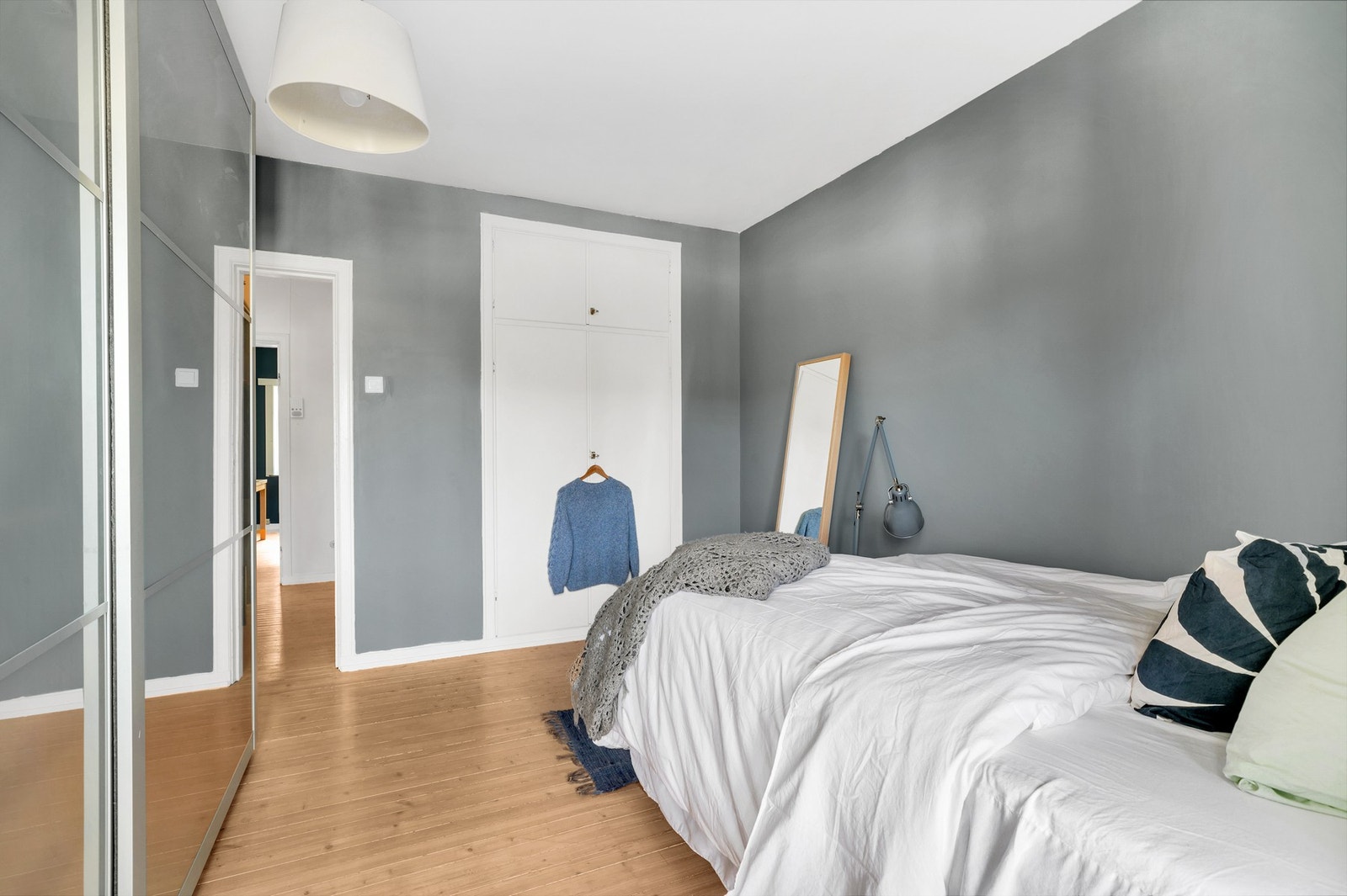 Her får du plass til en stor seng og øvrig møblement. Galleribilde