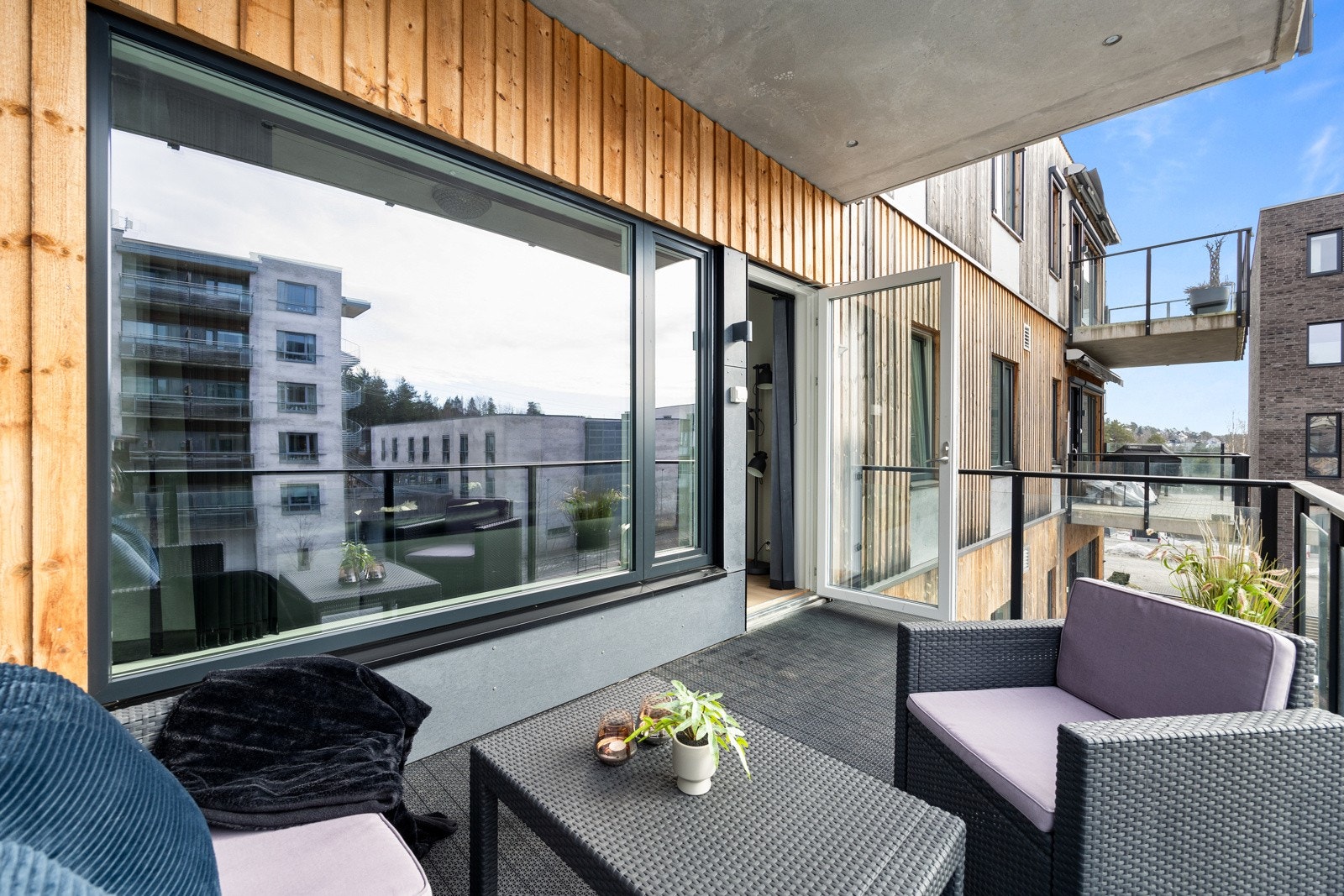 Her er det god plass til utemøbler - perfekt for å nyte solrike dager og hyggelige måltider. Galleribilde