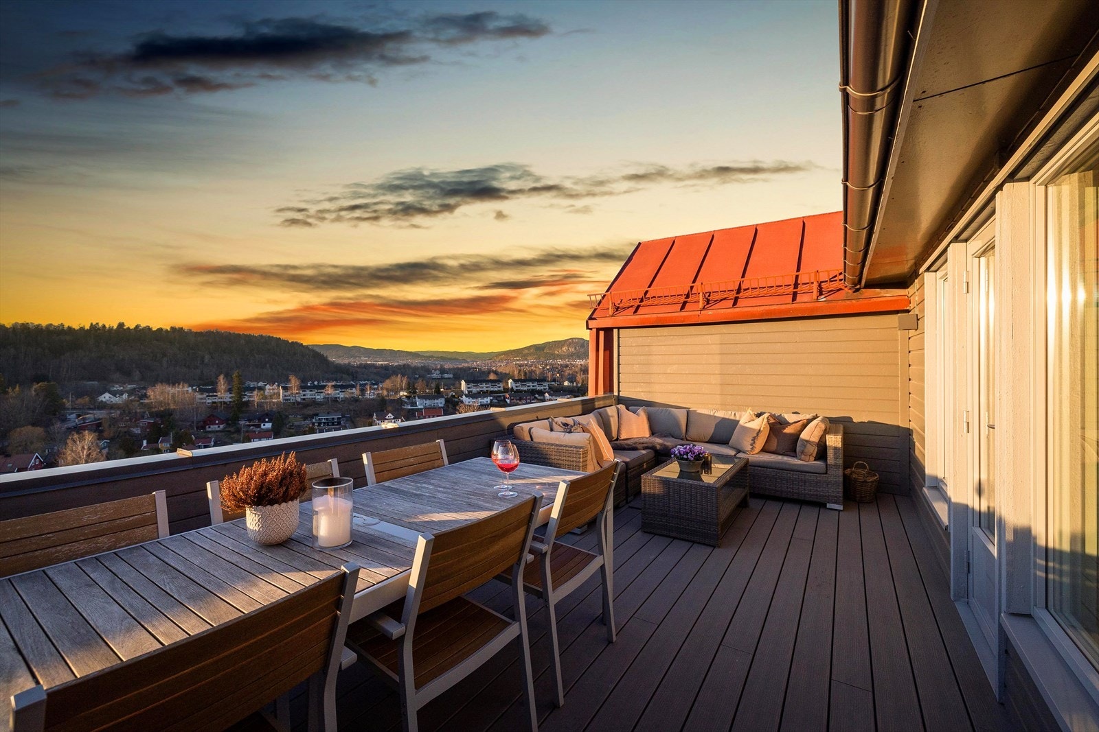 Leiligheten har stor takterrasse med vidstrakt utsikt og svært gode solforhold! Galleribilde