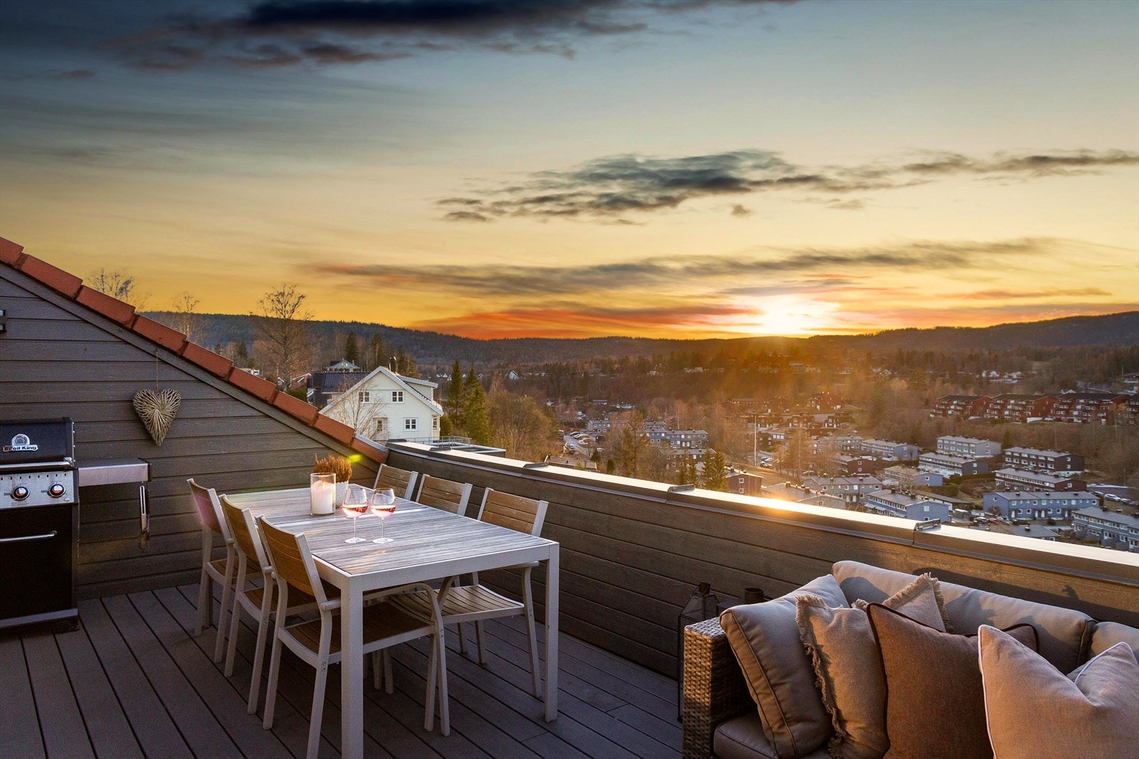Stor, skjermet og meget solrik takterrasse på ca. 20 kvm med nydelig utsikt Galleribilde