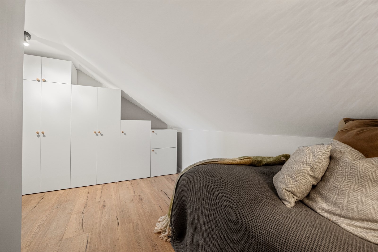 Rommet er rikelig innredet med nyere garderobeskap, og har god plass til skrivebord, seng, kommode e.l. Galleribilde