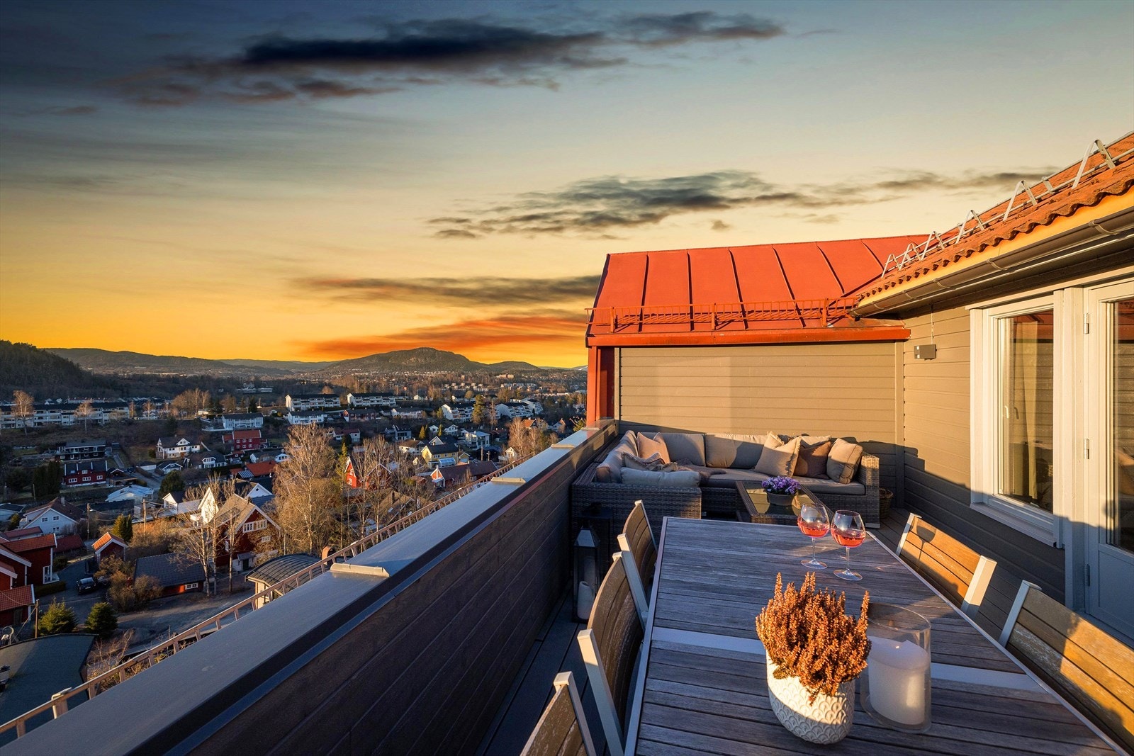Her er det god plass til både spisebord og sofagruppe, samt grill, planter m.m. Galleribilde
