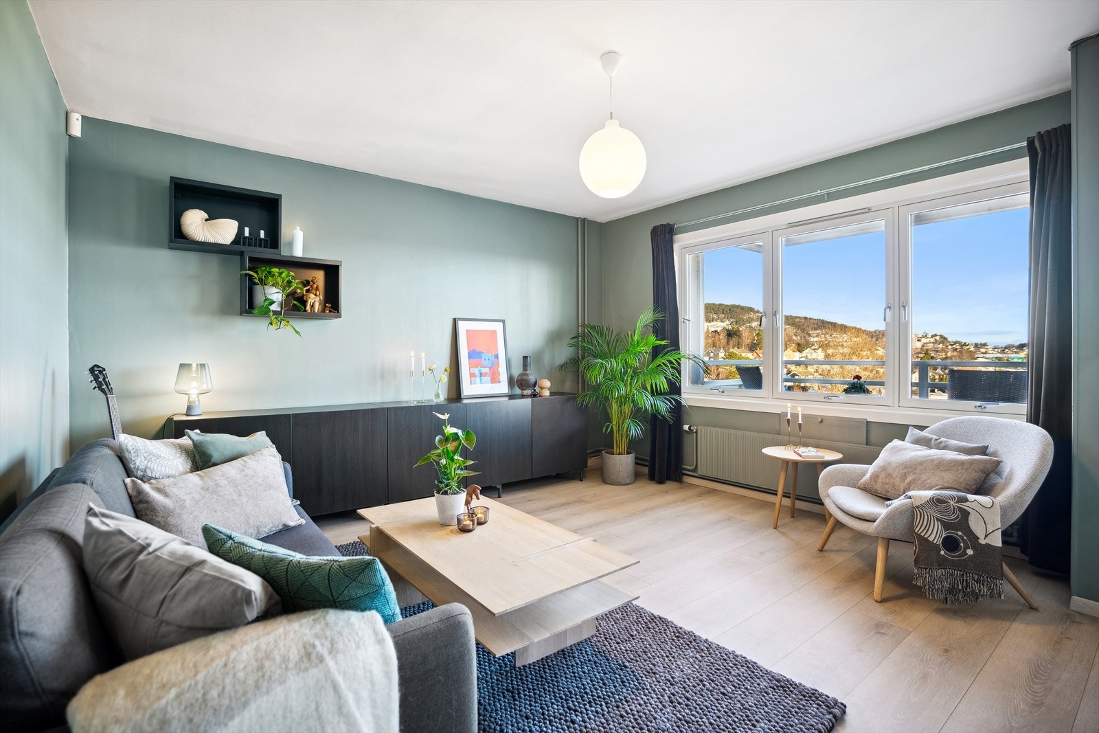 Stuen er enkel å møblere, med plass til tv-møblement og sofagruppe. Galleribilde