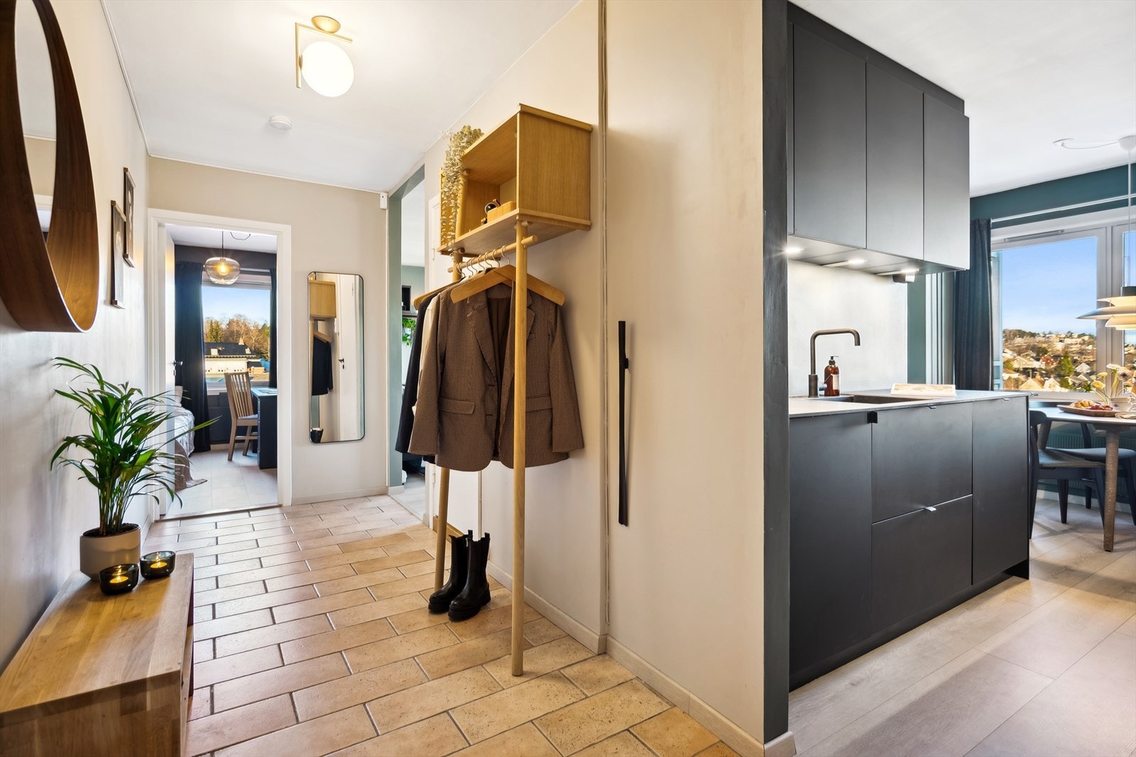 Leiligheten ligger i 10. etasje og har gjennomgående god standard. Galleribilde