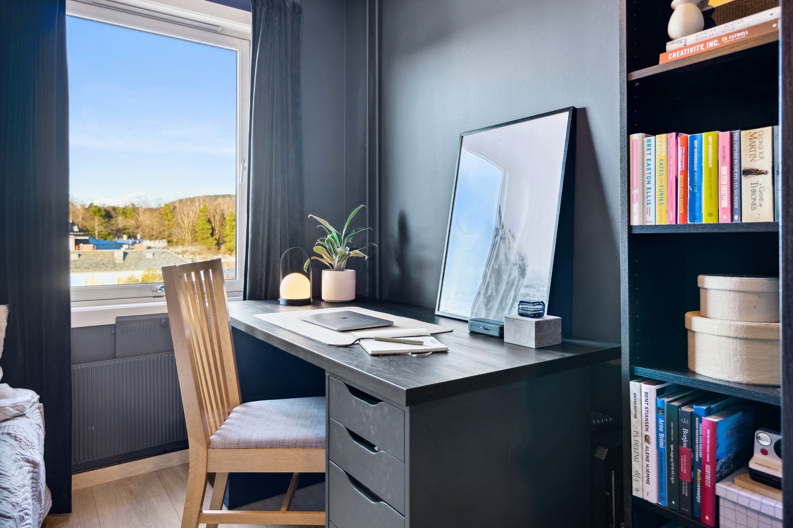 Det er gangavstand til Grefsen Barneskole og Engebråten ungdomsskole. Området byr på mange rekreasjoner passende for barn og unge. Galleribilde