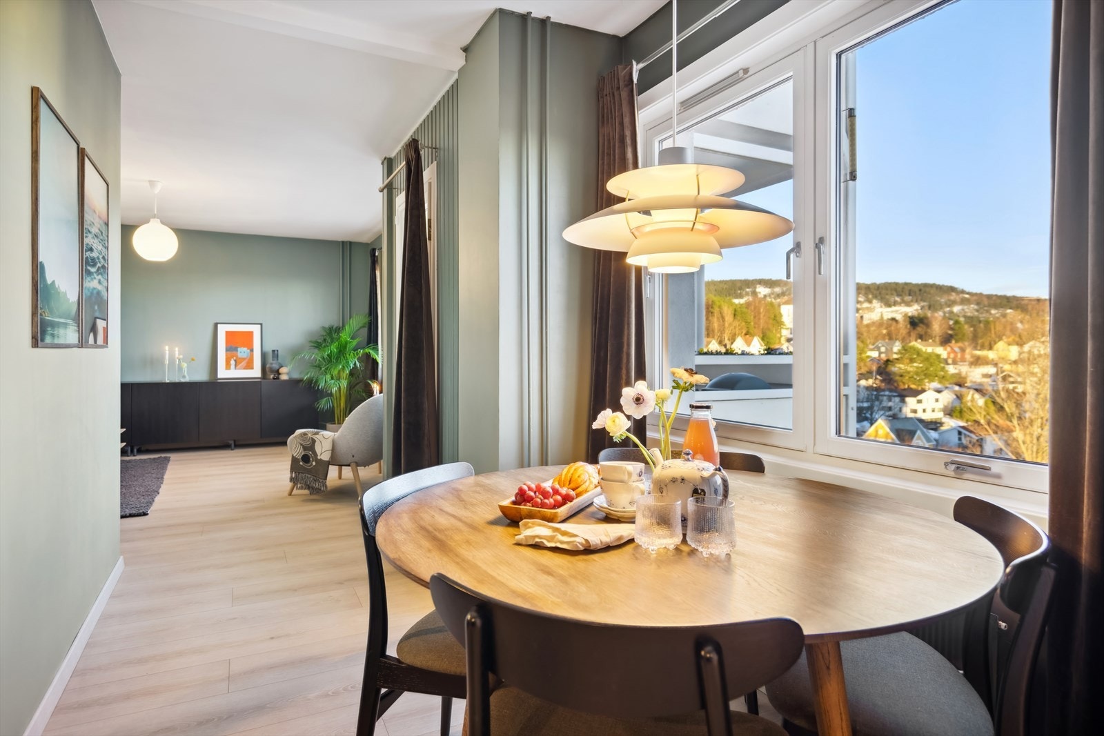 Området har en god kombinasjon med god offentlig kommunikasjon og service tilbud, samt skog og mark. Galleribilde