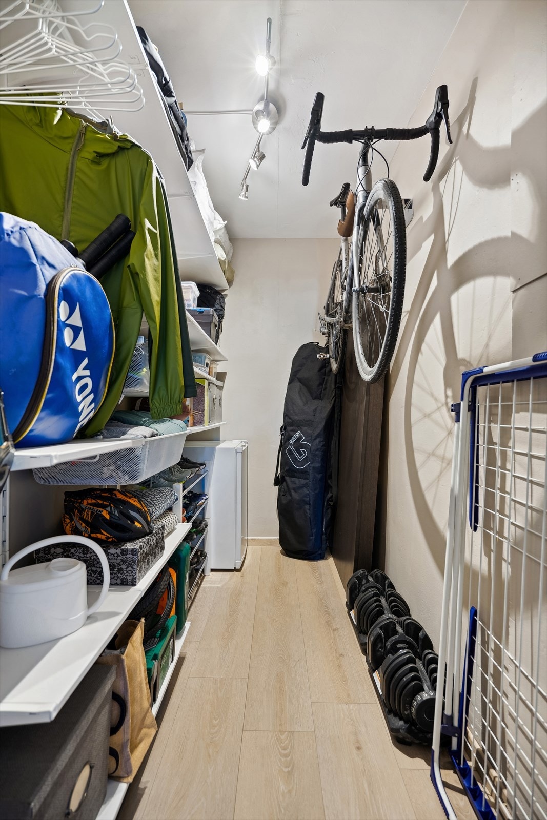 Fra entréen er det adkomst til innvendig bod med gode oppbevaringsmuligheter. Sykkeloppheng medfølger ikke. Galleribilde