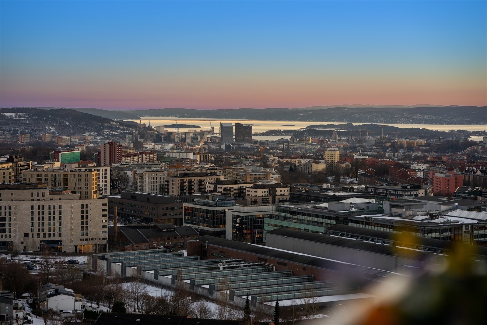 Fra balkong har man en fantastisk utsikt over byen og fjorden! Galleribilde