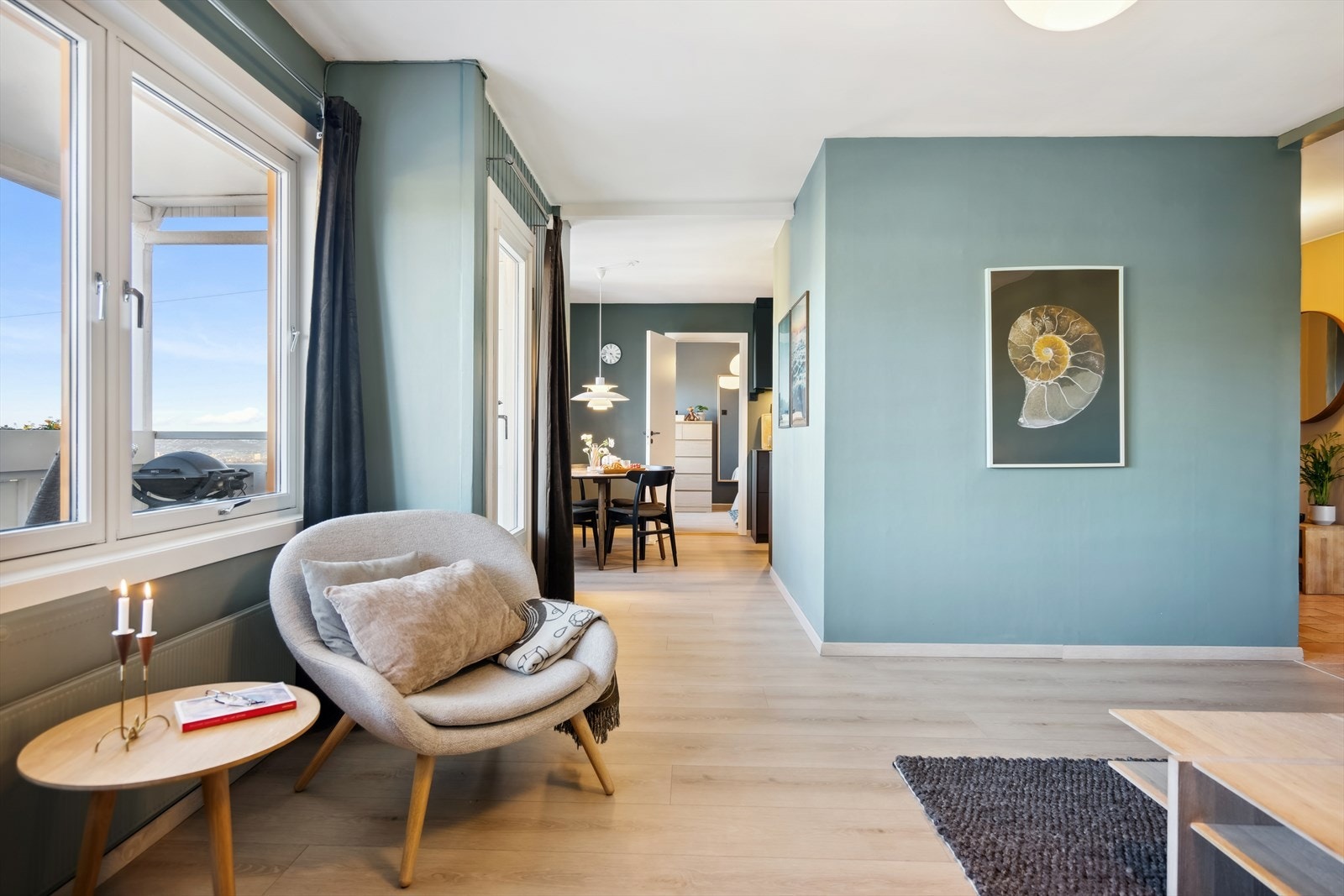 Leiligheten har en delvis åpen stue- og spisestue/kjøkkenløsning. Galleribilde