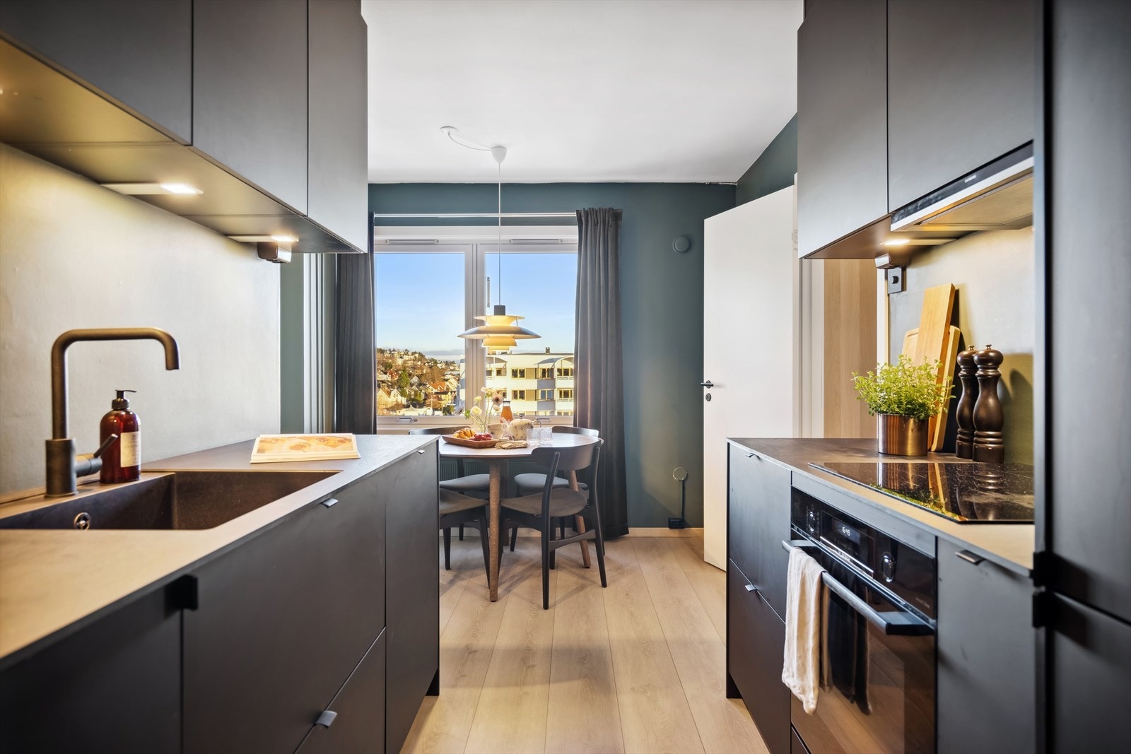 Kjøkkeninnredningen består av sort matte fronter og laminert benkeplate. Galleribilde