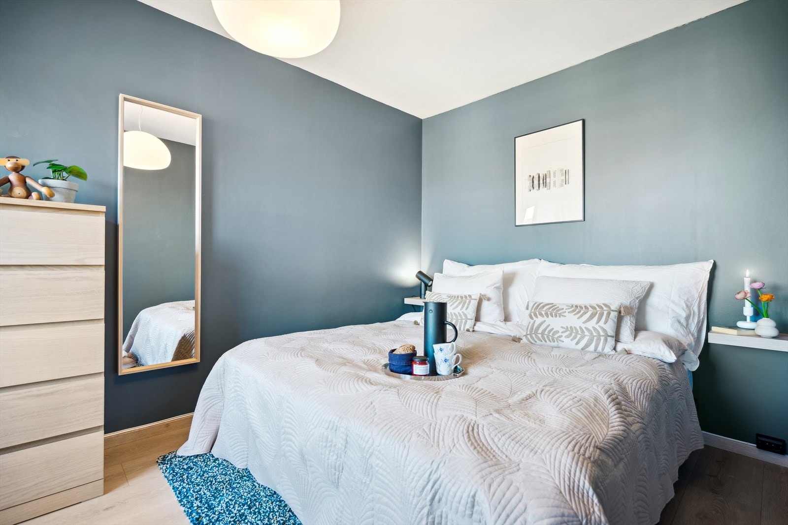 Hovedsoverommet kan innredes med dobbeltseng, nattbord, kommode og speil. Galleribilde