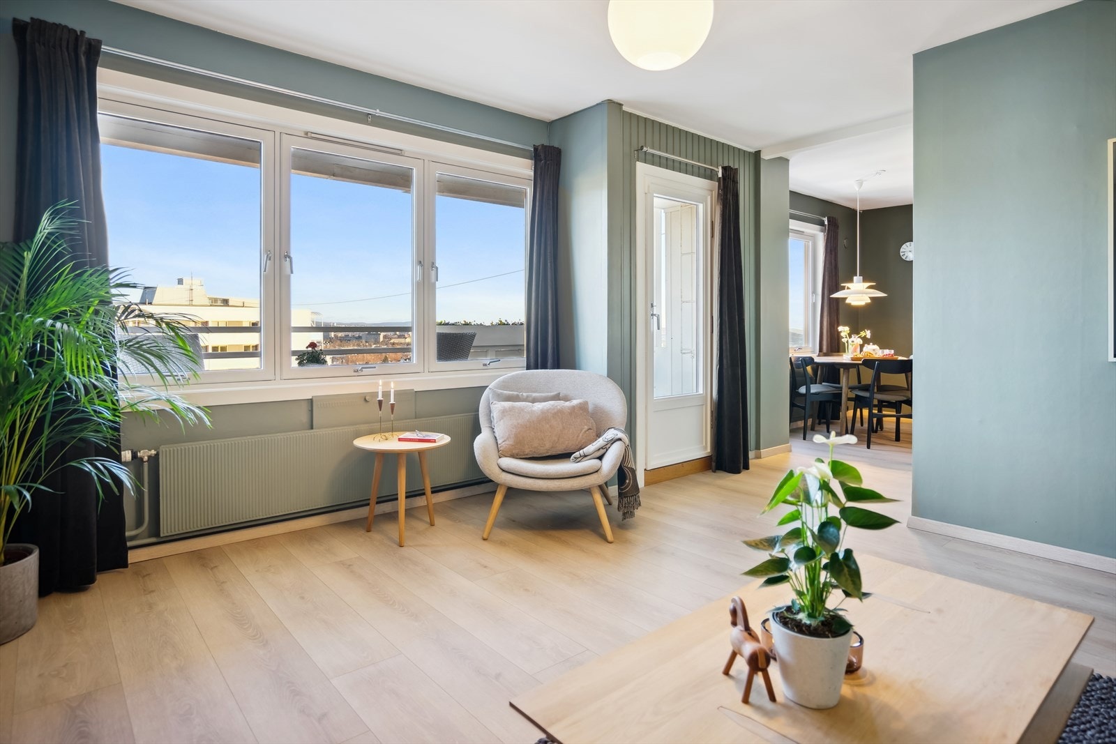 Store vindusflater slipper inn rikelig med naturlig lys, samt god utsikt over byen. Galleribilde