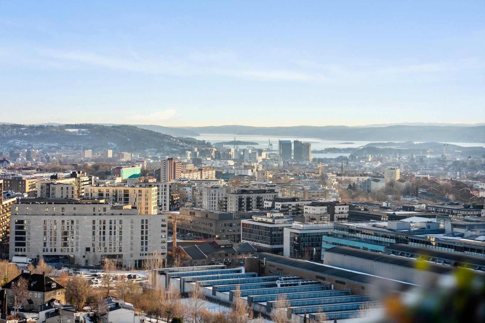 Fra balkongen er det panorama utsikt utover byen og fjorden. Galleribilde
