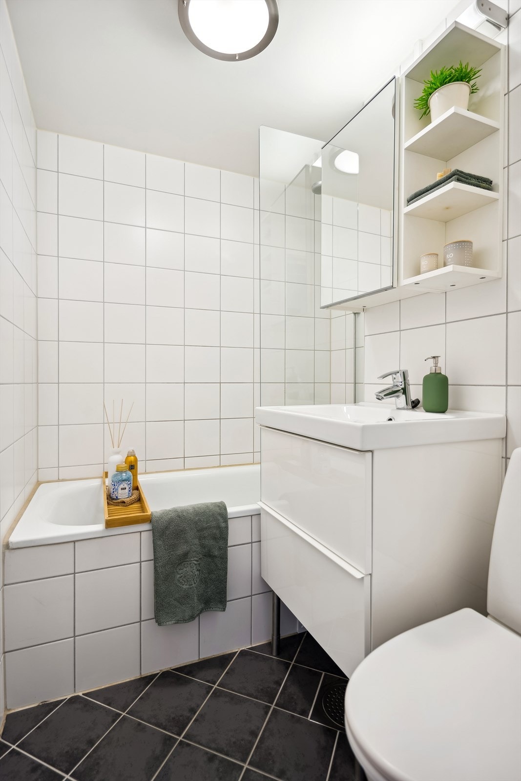 Pent flislagt bad fra 2012 med deilige varmekabler og mekanisk avtrekk. Galleribilde