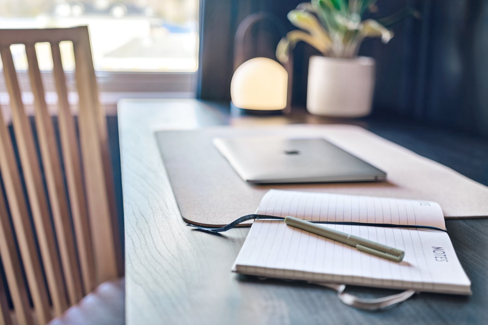 Borettslaget har 100 garasjeplasser som fordeles etter ventelister, 20 parkeringsplasser utenom er forbeholdt ventende fra listen. Galleribilde