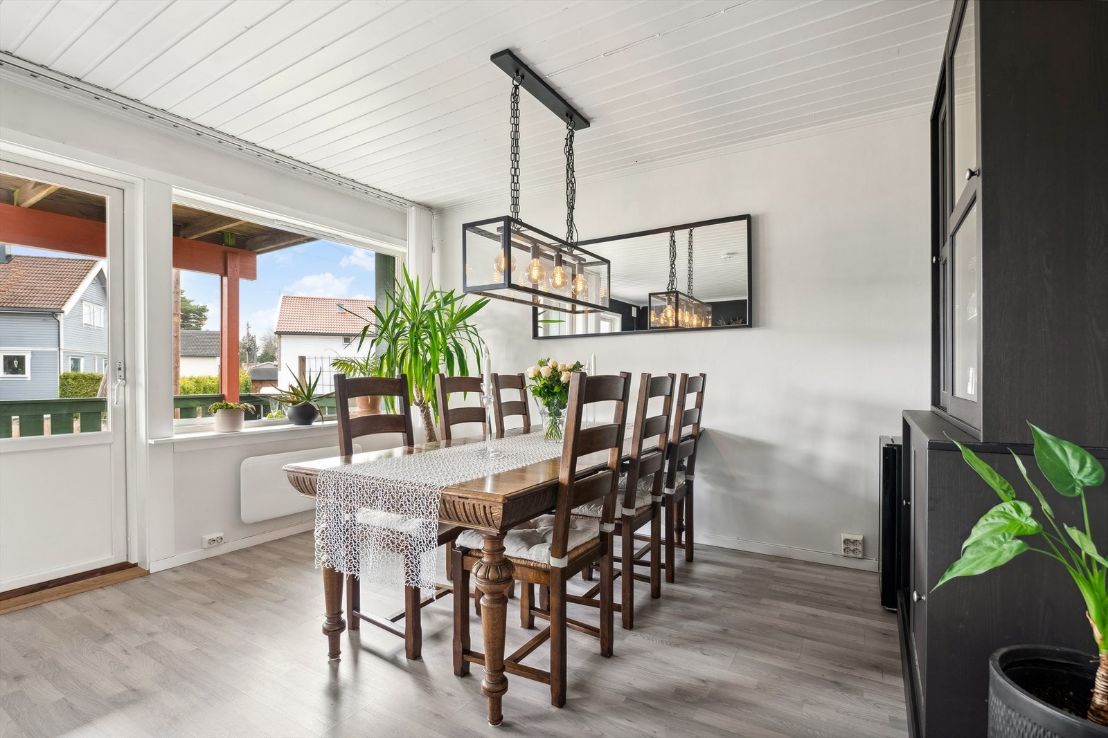 De store vinduene slipper inn rikelig med lys og byr på en frodig utsikt. Galleribilde