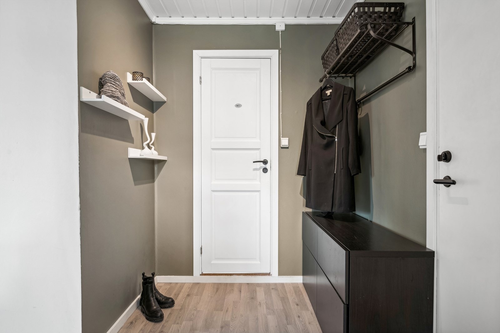 Velkommen inn! De slette overflatene er gjennomgående i boligen. Galleribilde