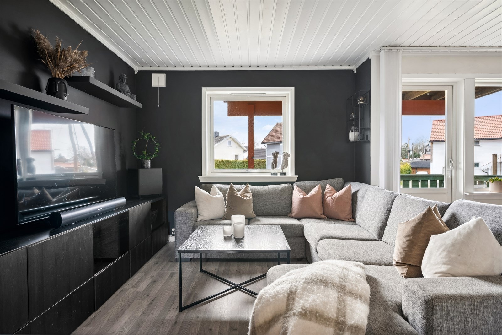 Det er godt med plass til en koselig sofakrok for hele familien å nyte filmkvelder sammen i. Enkelte leilighet har også laget et ekstra soverom i stuen ved behov. Galleribilde