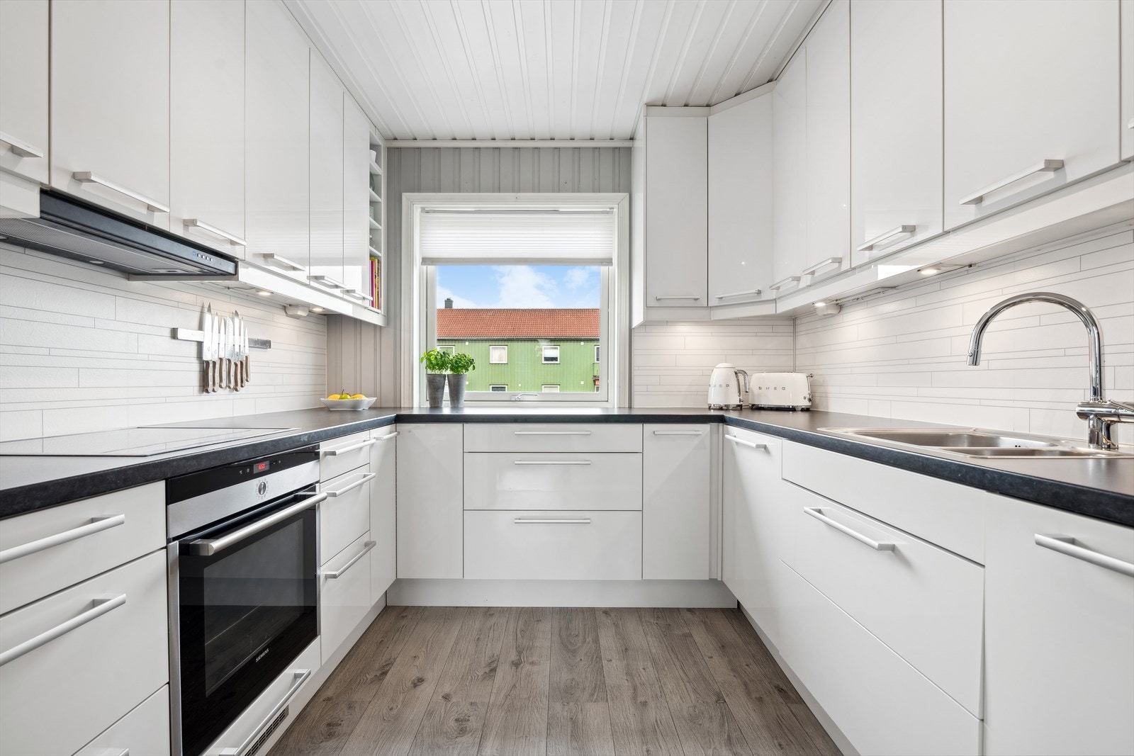 Epoq kjøkkeninnredning fra 2014, med hvite glatte fronter benkeplate i laminat. Galleribilde