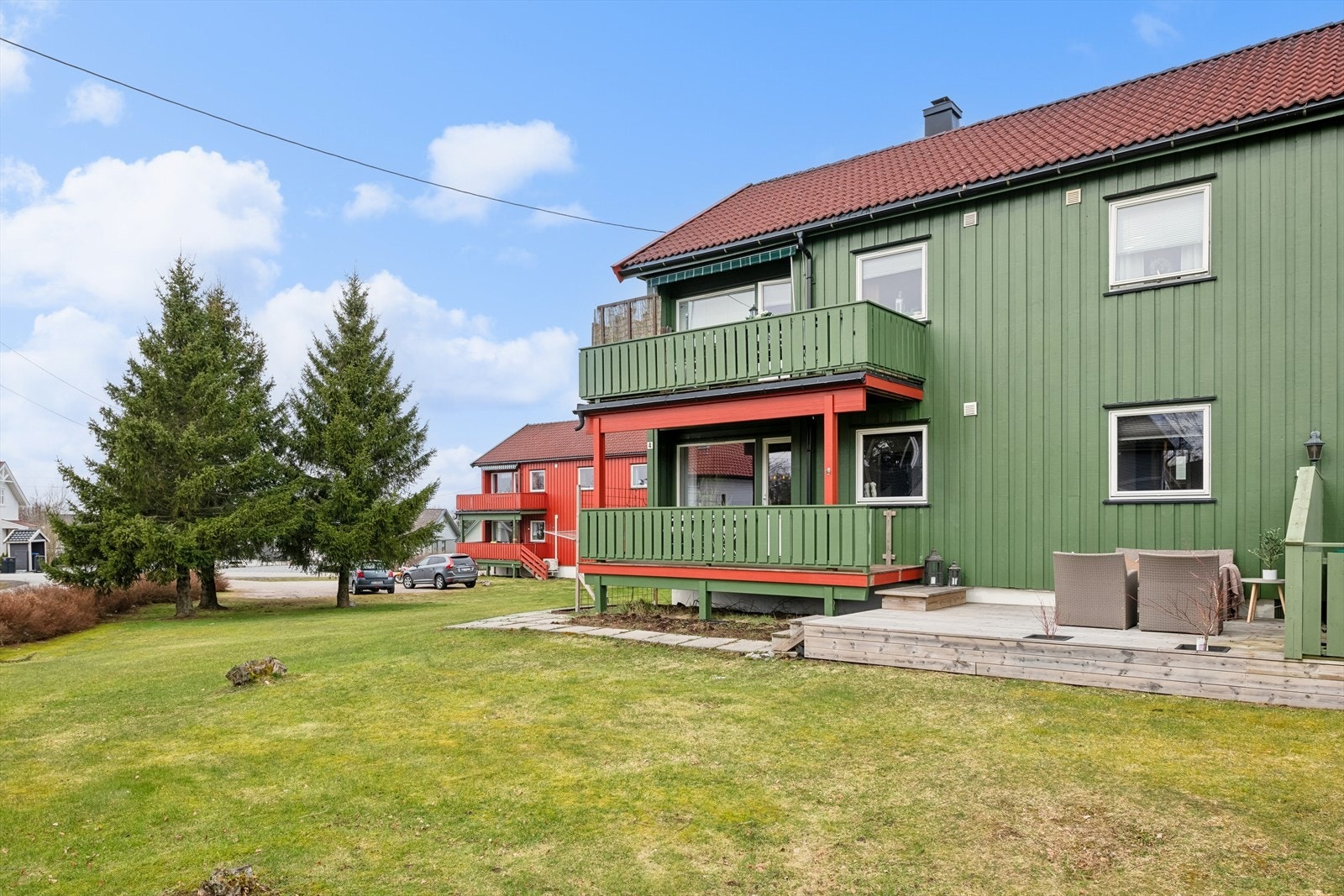 Ettersom boligen vender mot sørvest, har man svært gode solforhold om ettermiddag- og på kveldstid. Galleribilde