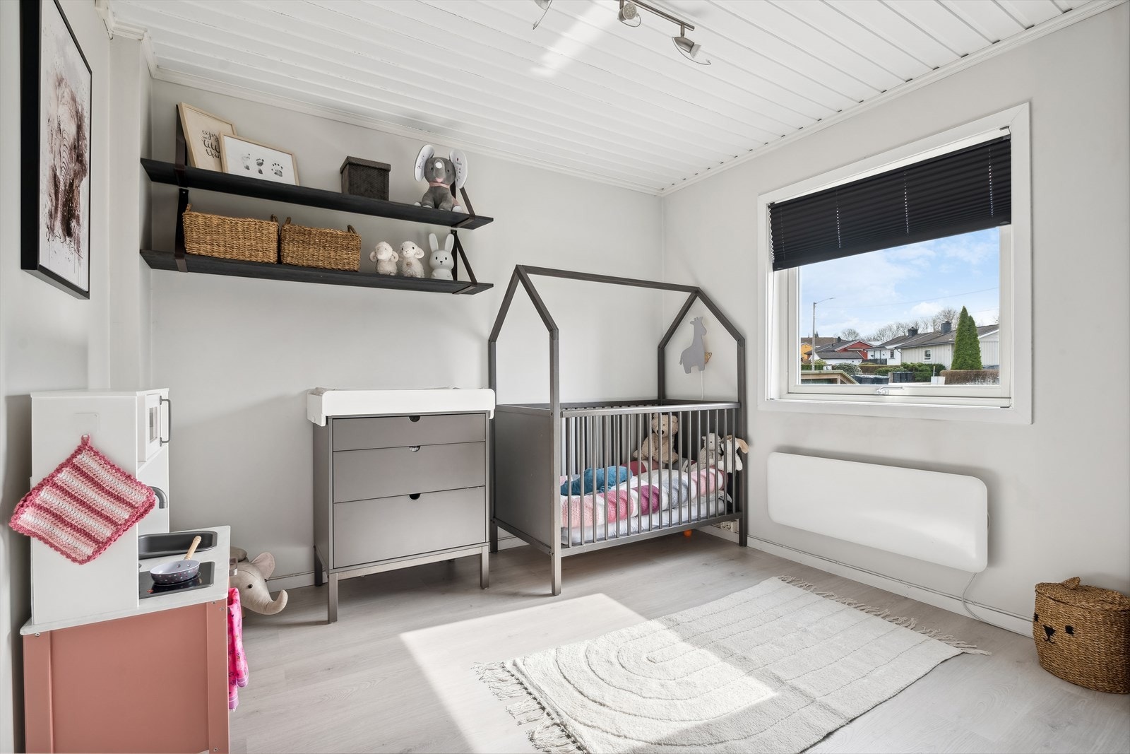 Rommet passer ypperlig som barnerom/gjesterom eller som et hjemmekontor. Galleribilde