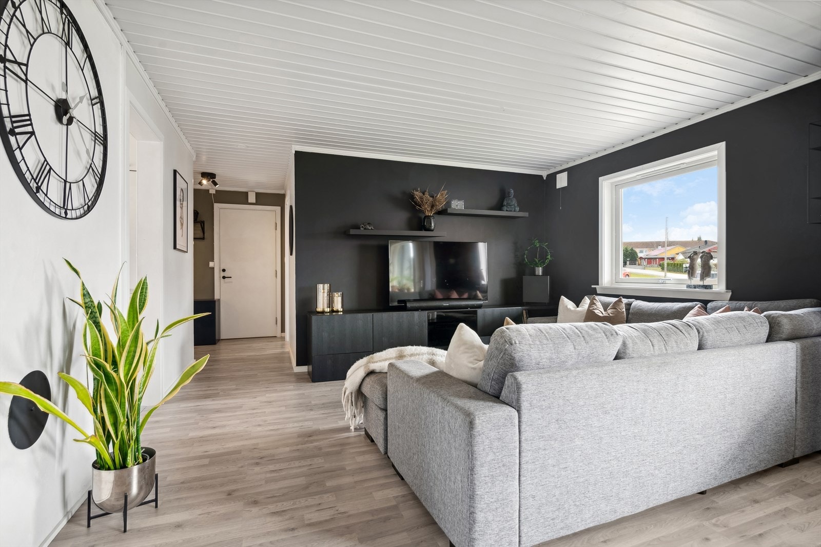 Stuen fremstår som romslig og har en god planløsning som gjør det enkelt å innrede de ulike sonene etter eget ønske. Galleribilde