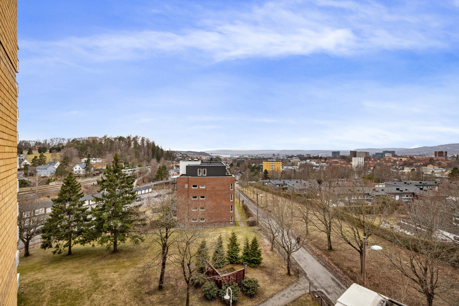 Det er fantastisk utsikt fra balkongen - her ser man helt til fjorden og Holmenkollen Galleribilde