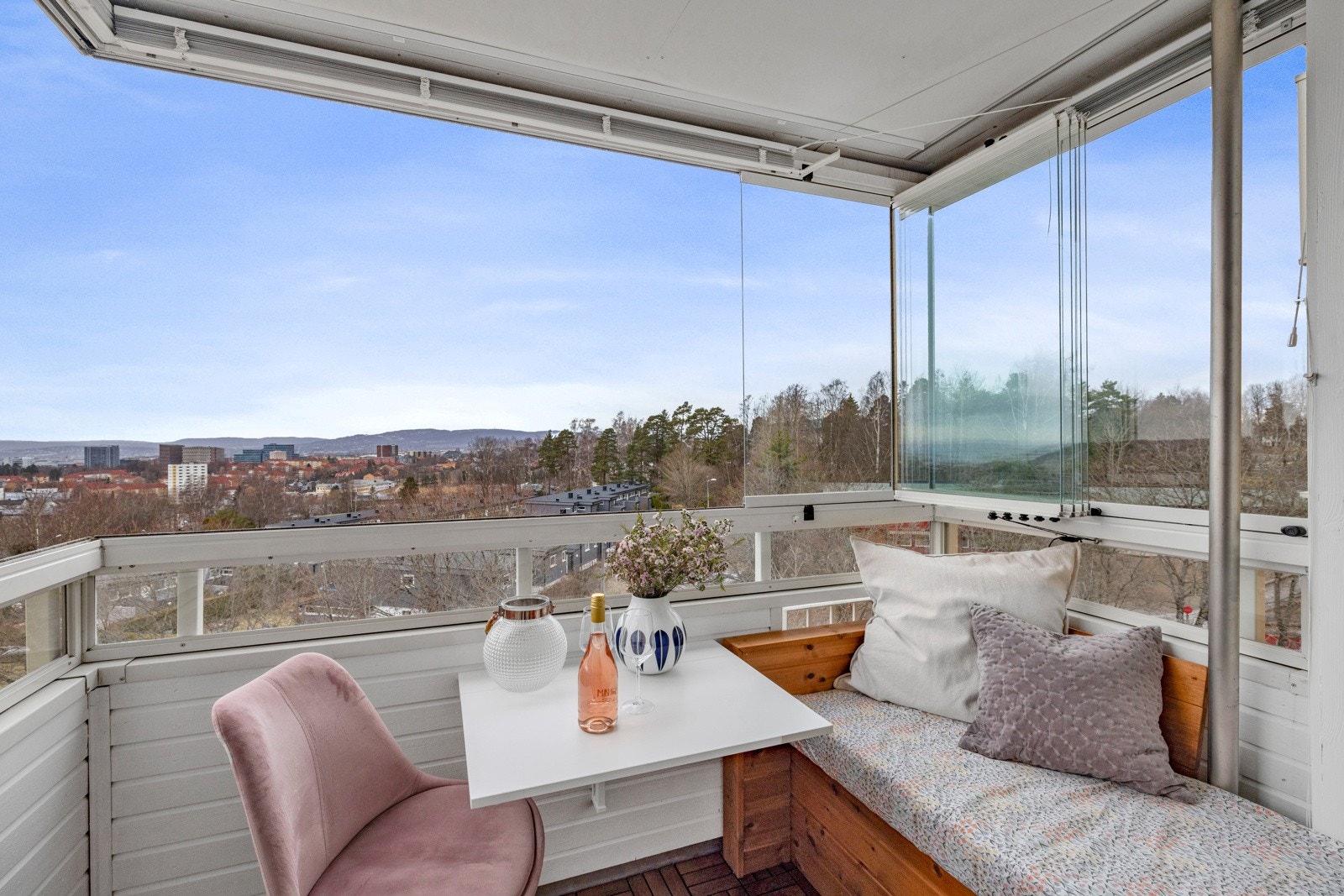 På balkongen er det belysning, utestikk og en plassbygd sittebenk Galleribilde