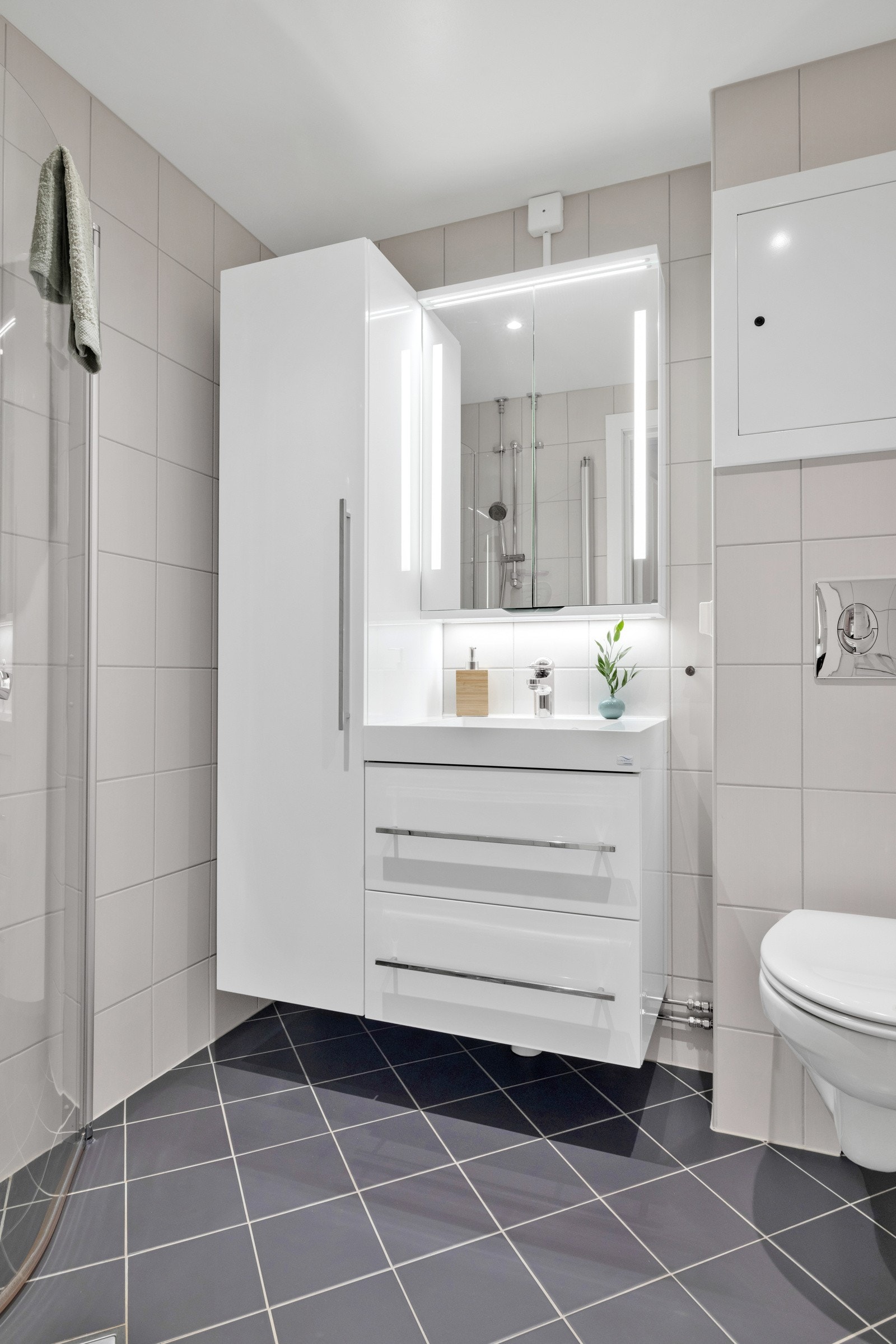 Badet ble pusset opp i regi av borettslaget i 2016 og har et delikat uttrykk med fliser i ulike grånyanser Galleribilde