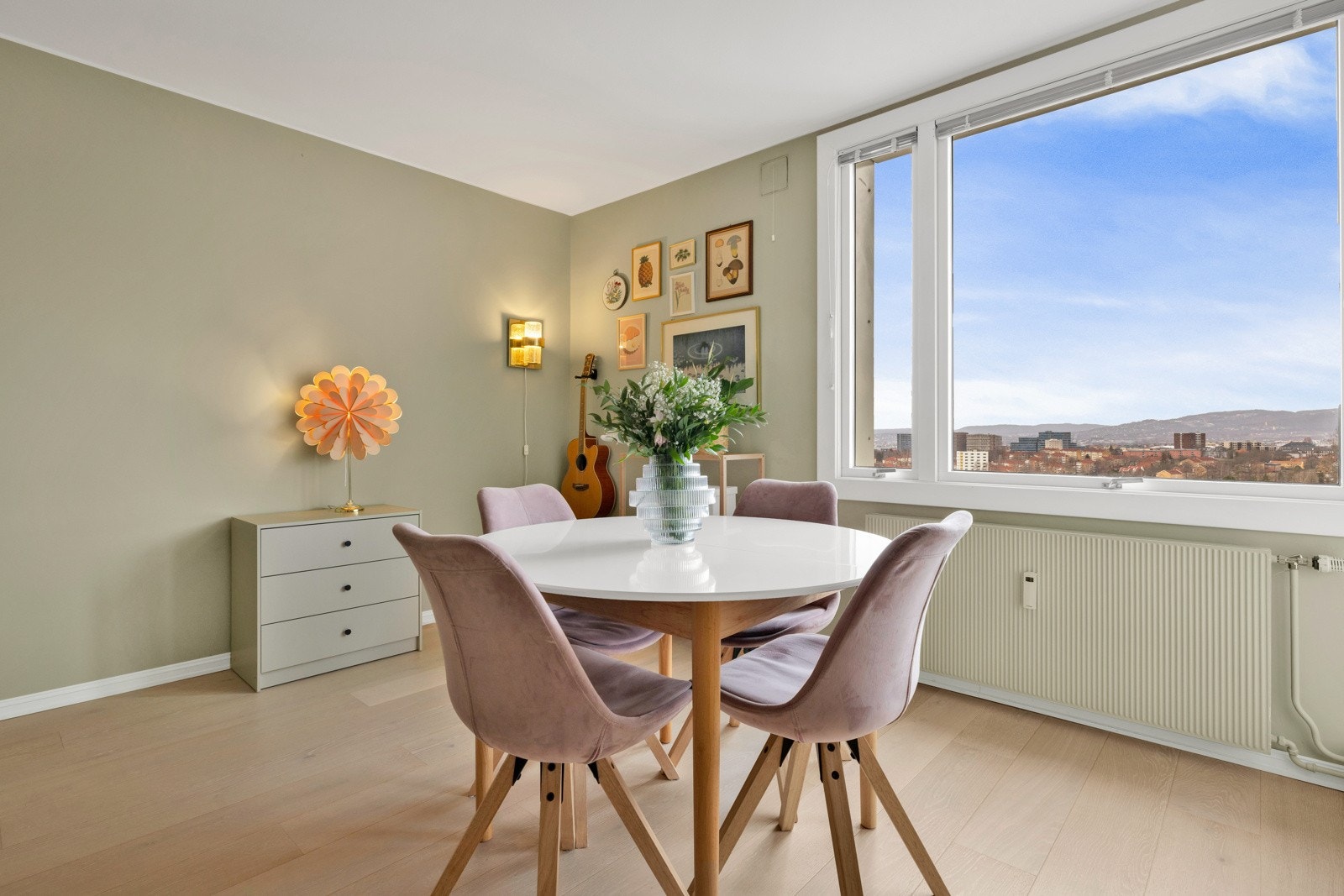 Stuen har plass til spisebord Galleribilde