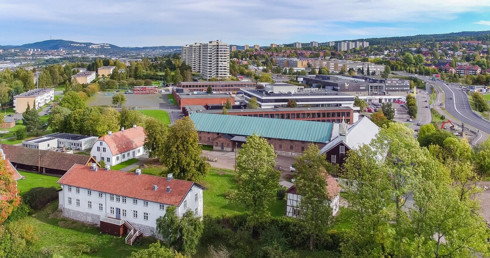 Tveten gård ligger i nabolaget - en liten oase med bygningsmasse helt tilbake fra 1700-tallet med søndagskafé, konserter og et omfangsrikt kulturliv Galleribilde