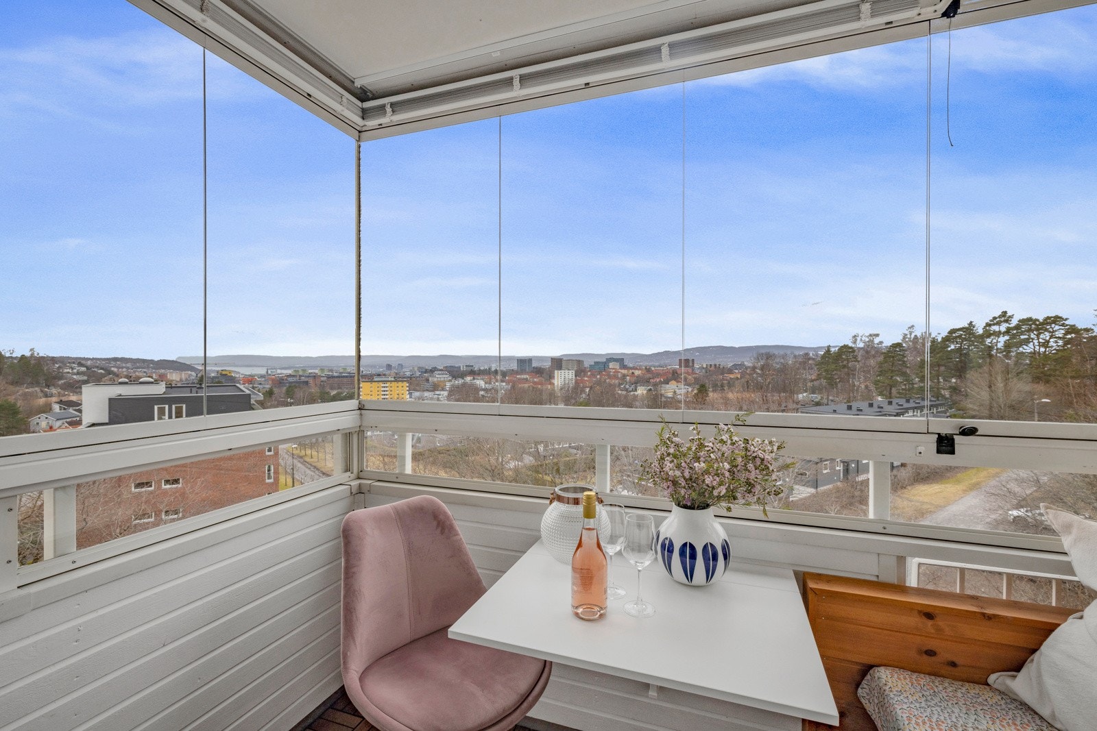 Uteplassen oppleves som en vinterhage for bruk hele året Galleribilde