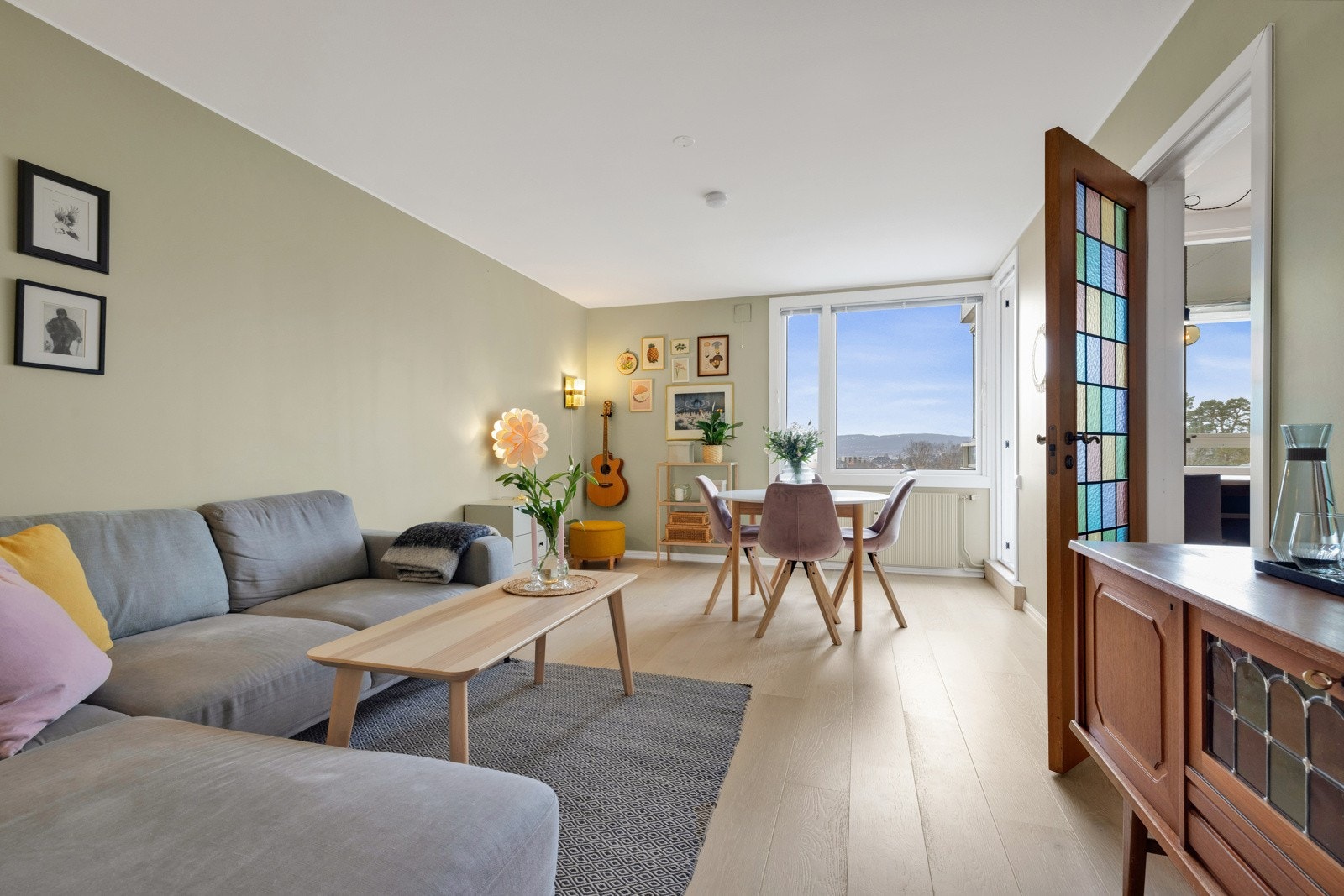 Stuen er et meget pent oppholdsrom med flott utsikt, som innbyr til hygge fra tidlig morgen til sent på kveld Galleribilde