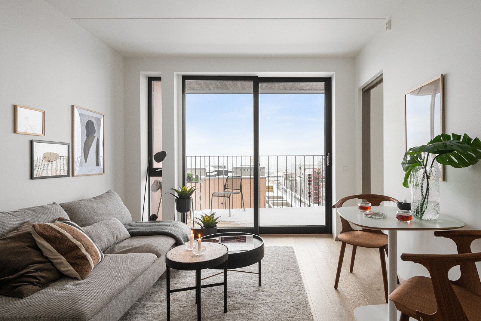 Store vinduslfater gir mye lys og god romfølelse. Galleribilde