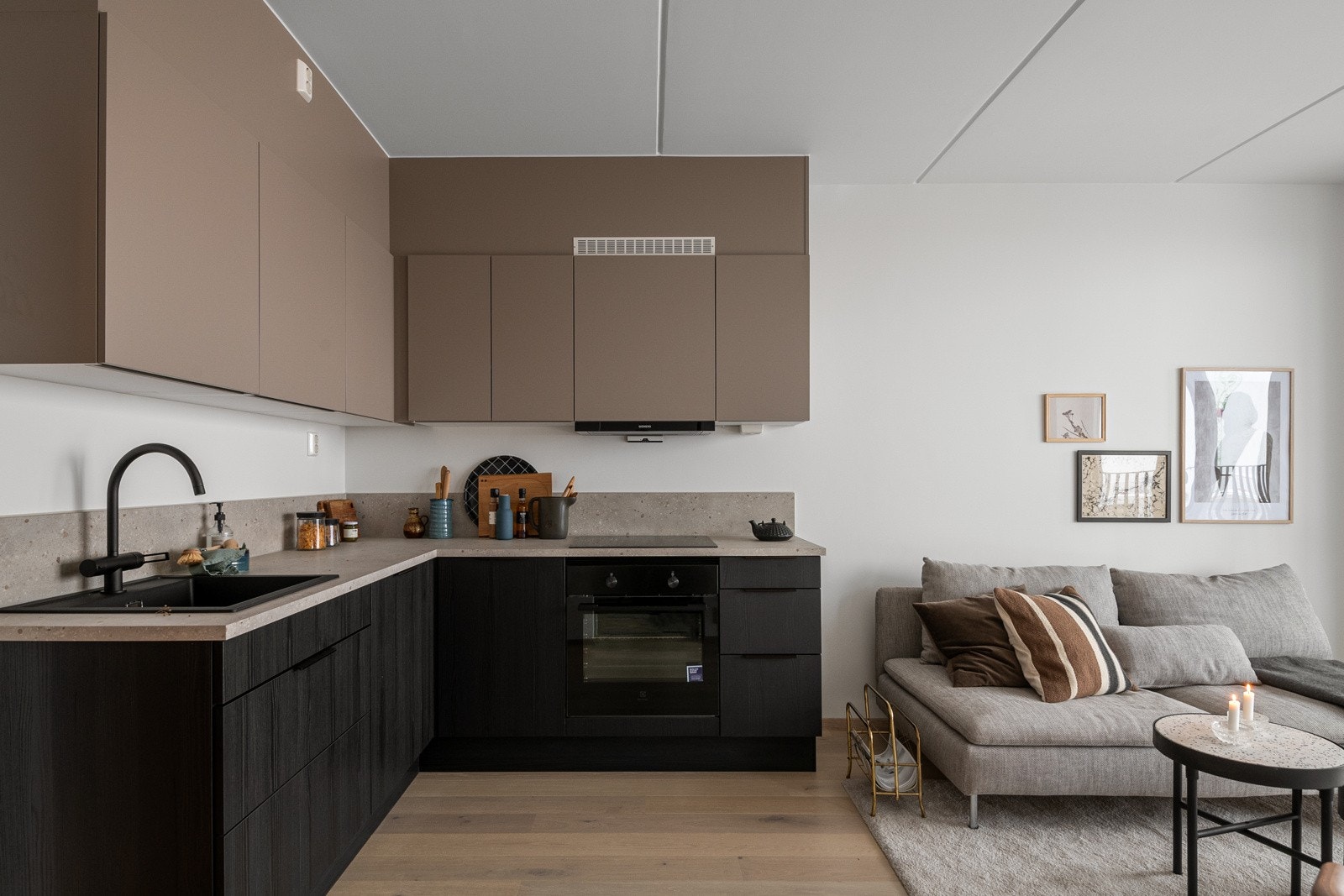 Kjøkkenet er utstyrt med integrerte hvitevarer som medfølger i handelen. Integrerte hvitevarer som stekeovn, induksjonstopp og oppvaskmaskin. Galleribilde