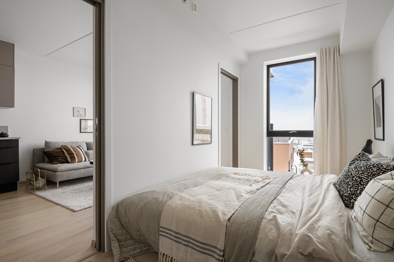 Soverommet har en praktisk løsning med adkomst via skyvedører på hver side av sengen. Galleribilde