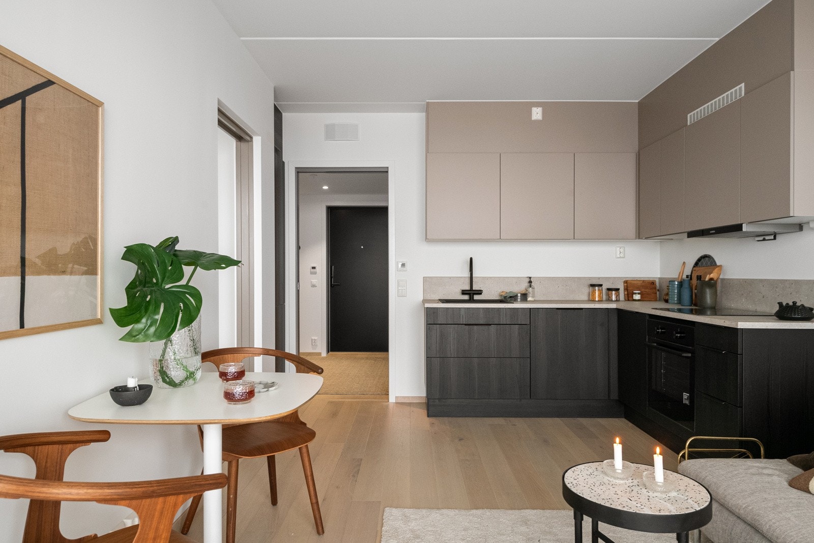 Kjøkkenet ligger i en fin, sosial og åpen løsning med stuen. Galleribilde