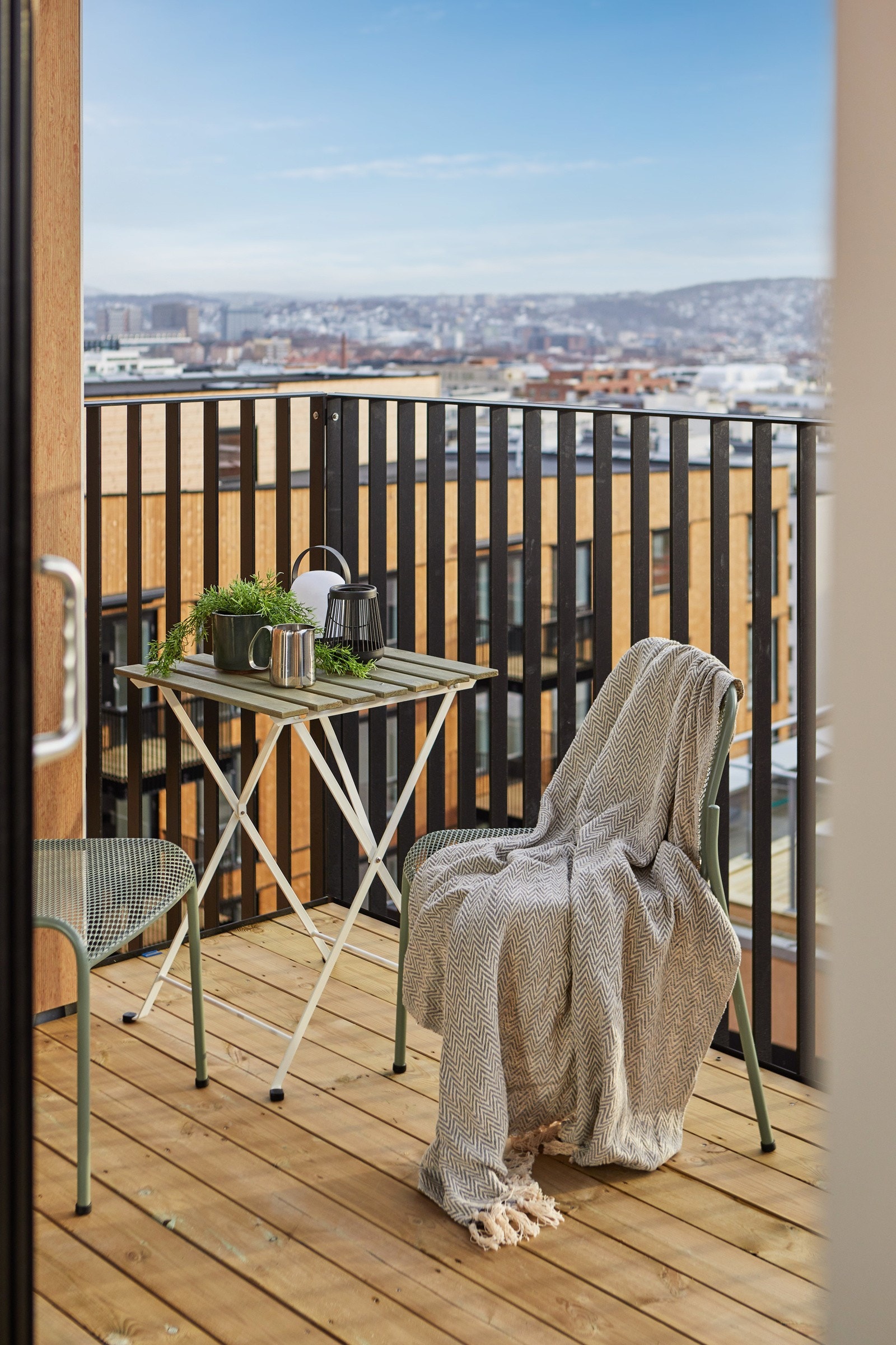 Balkongen er overbygget, har terrassebord på gulv og god plass til sittegruppe etter eget ønske og behov. Galleribilde