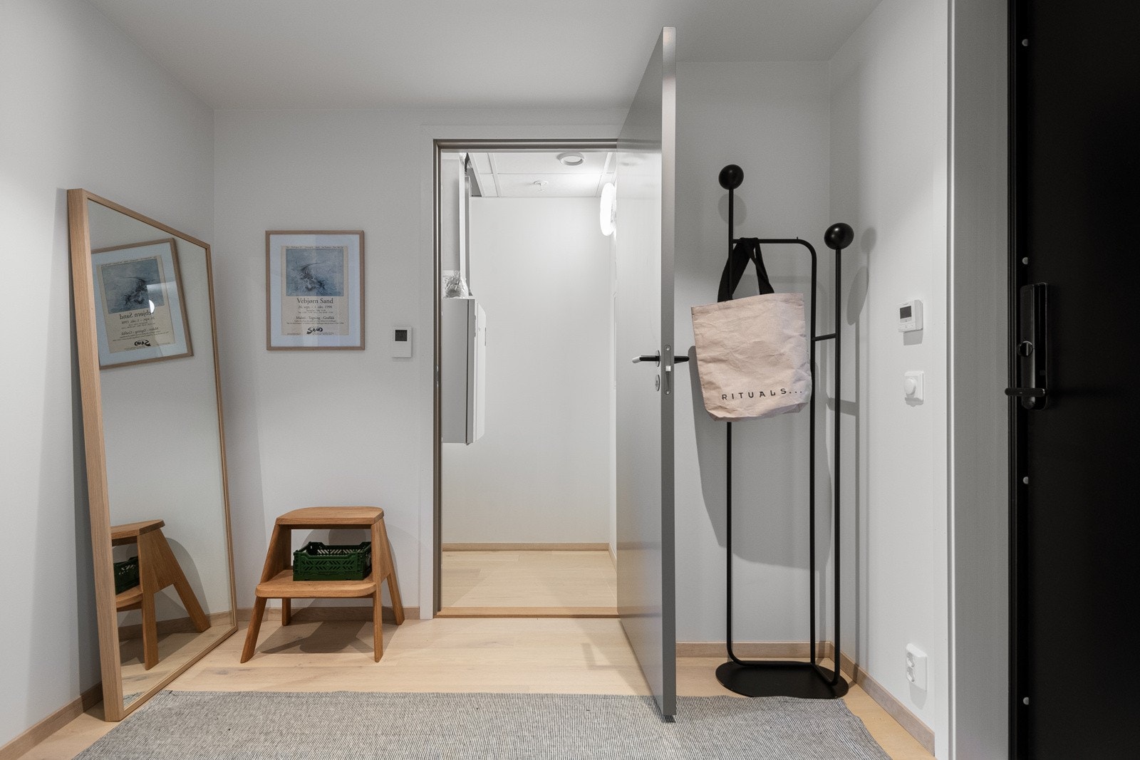 Lys og innbydende entré med plass til sko og yttertøy. Galleribilde