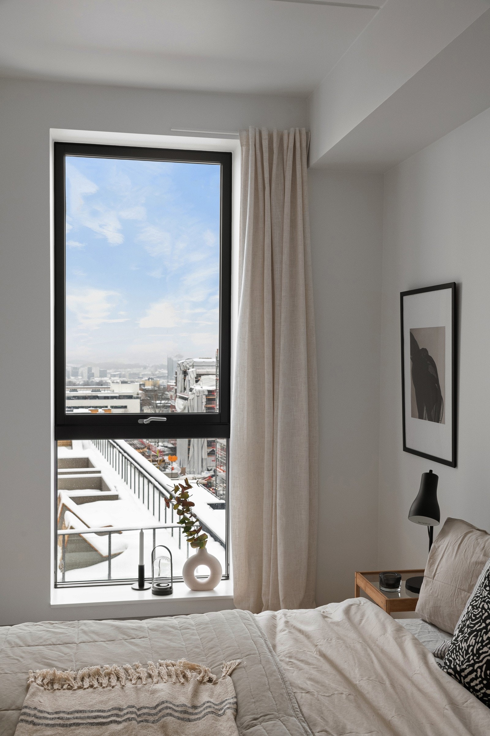 Soverommet har en stor vindusflate slipper inn fint lys, samtidig som det ikke er noe innsyn. Galleribilde