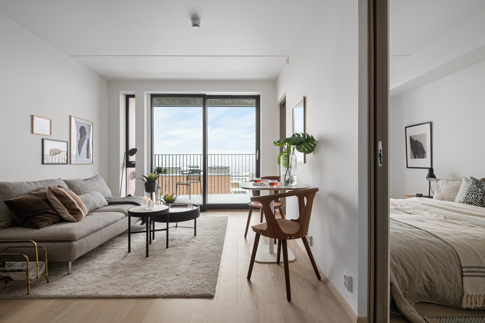 Store vindusflater sørger for rikelig med naturlig lys. Her bor du høyt og fritt uten innsyn og med fantastisk flott utsikt over byen! Galleribilde