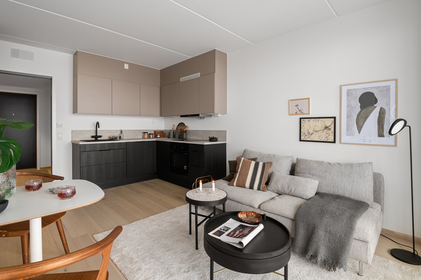 Helt nytt og moderne HTH-kjøkken fra 2023 med god skap- og benkeplass. Galleribilde