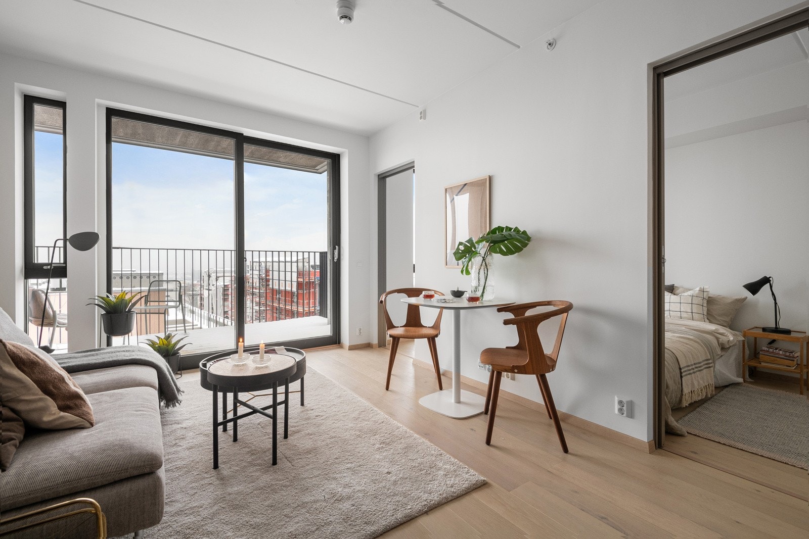 Stuen er det naturlige oppholdsrommet i leiligheten, og er et lyst og fint rom. Galleribilde