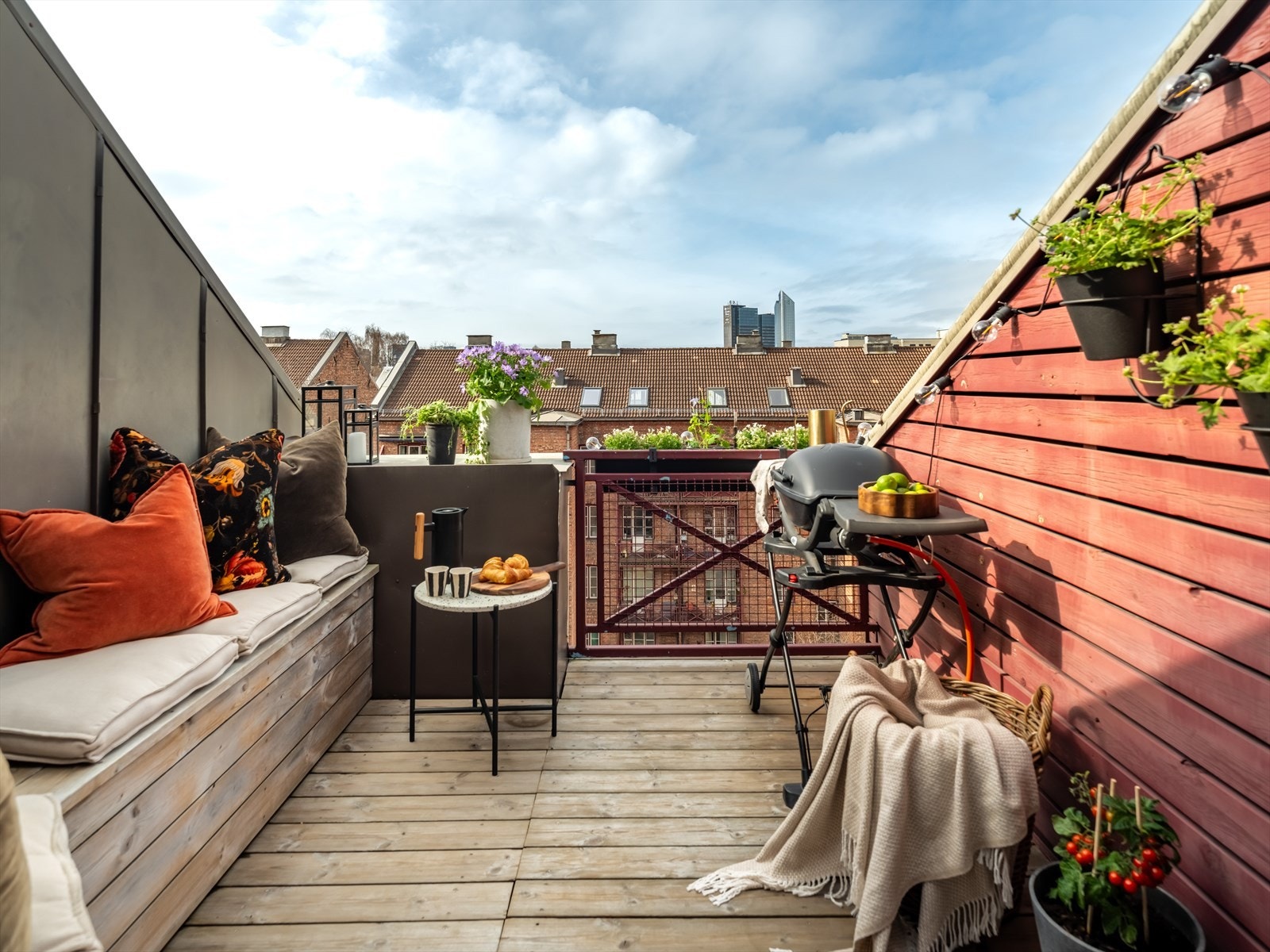 Skjermet, stille og solrikt. Hva mer kan man ønske seg? Takterrassen har sol fra tidlig formiddag til kveld. Galleribilde